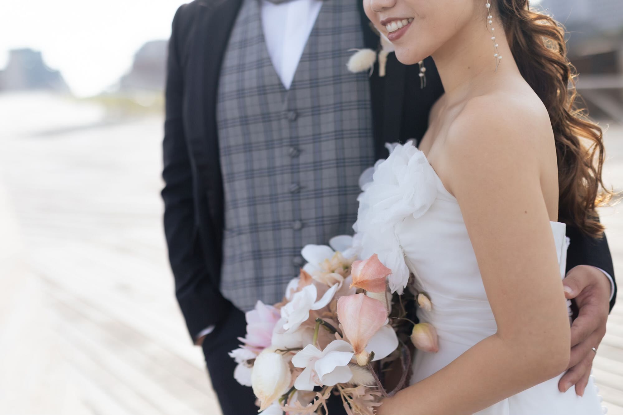 ウェディングドレス姿の新郎新婦